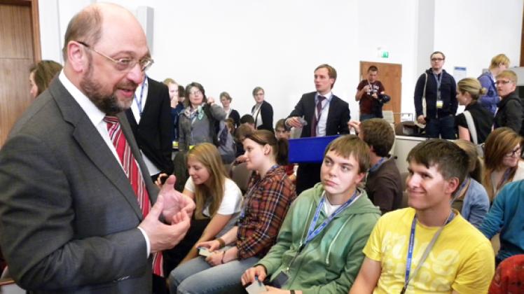 EU-Parlamentspräsident Martin Schulz beim persönlichen Gespräch mit den Lübzer Schülern. Nadja Hoffmann