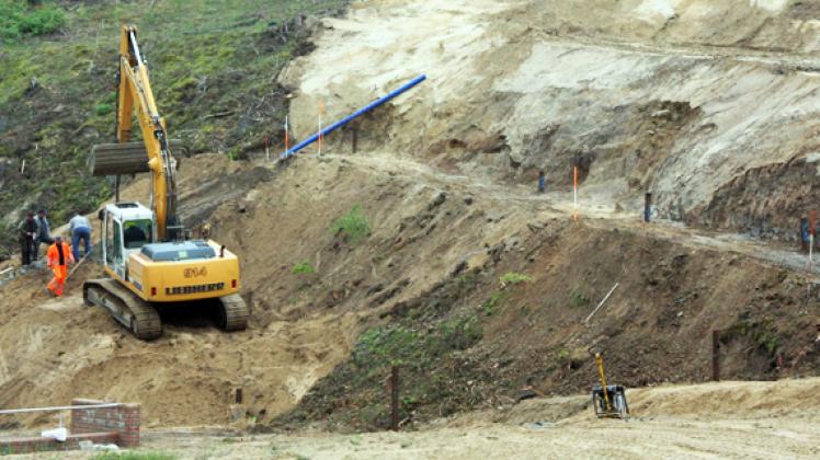 Noch wird im Waldbad ordentlich gebuddelt. Trotz Bauverzug soll die Rutschanlage im August genutzt werden können.  Foto: hasz