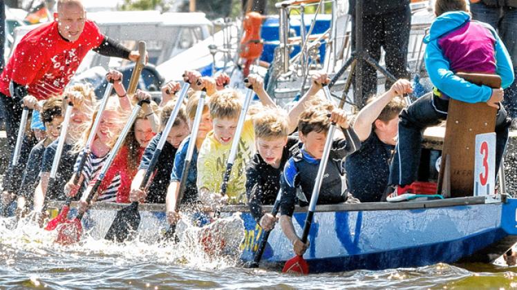 Die Schüler des Rostocker Drachenbootteams "Ecolea 7" geben beim Endspurt auf der Warnow alles. Georg Scharnweber