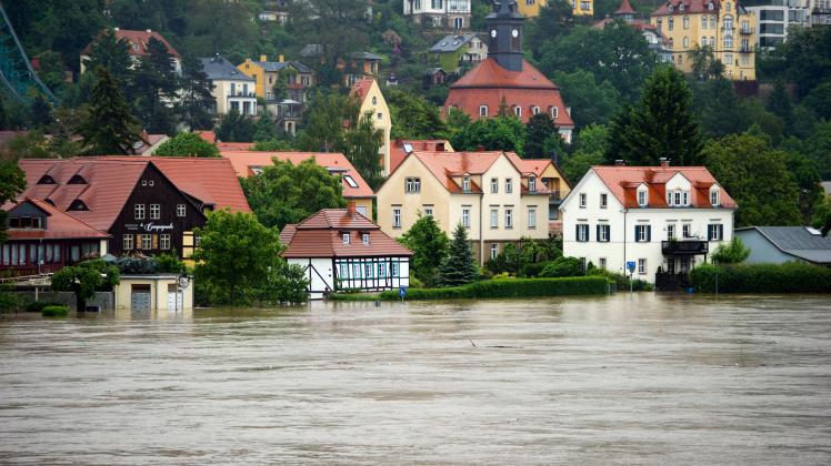 Häuser an der Elbe in Dresden-Loschwitz (Sachsen) stehen am 04.06.2013 im Hochwasser. Foto: Arno Burgi/dpa 