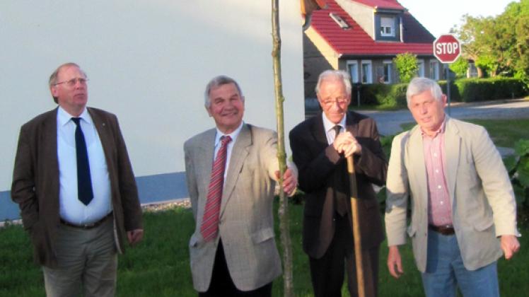 Als Zeichen des Zusammenwachsens eine Eiche gepflanzt: Die drei Bürgermeister Paul Schulz, Jochen Koch und Klaus Fengler gemeinsam mit Norbert Reier. Foto: W. Hennies