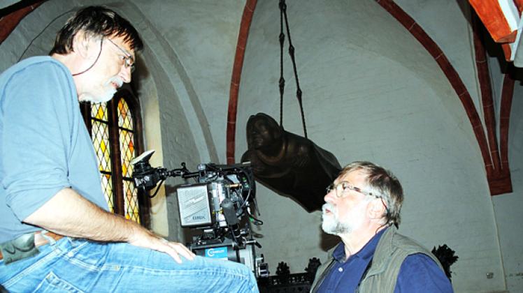 Filmemacher Roland Blum (r.) bespricht mit Kameramann Wolfgang Lindig im Dom die nächste Einstellung.   Christian Menzel