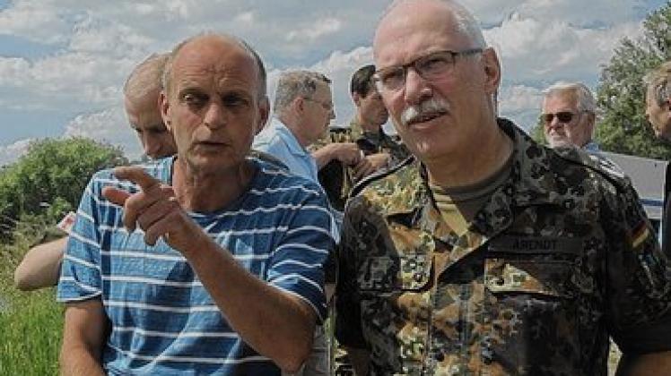 Oberst Arendt informierte sich am Samstag über die Situation und bot dem Krisenstab zusätzliche Soldaten an.Hanno Taufenbach