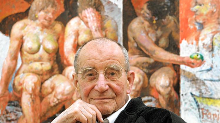Willi Sitte zu seinem 88. Geburtstag vor dem Bild "Rückgabe des Apfels" (1992)Foto: Grubitzsch
