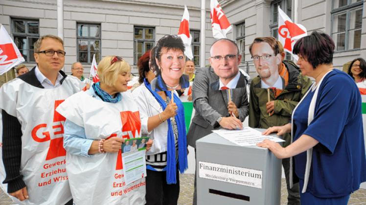 Symbolischer  Verhandlungstisch  gestern  in  Schwerin:  Echt   waren  nur  die  Gewerkschafter  um GEW-Landeschefin Annett  Lindner (rechts). Foto: Klawitter