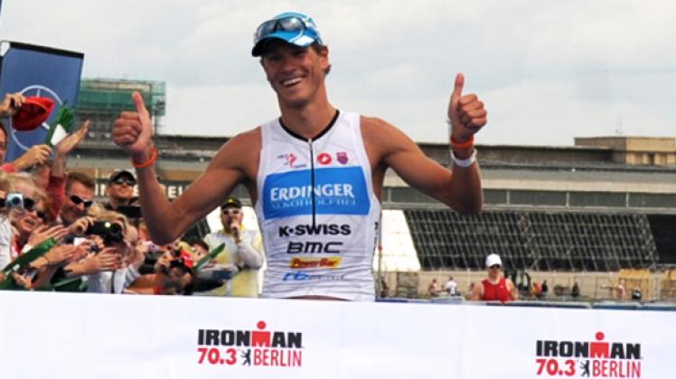 Daumen hoch: Michael Raelert gelang mit dem Sieg beim Ironman 70.3 in Berlin eine gelungene Saisonpremiere.   