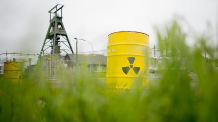 Künstliches Atomfass  vor dem Atomendlager Schacht Konrad in Salzgitter Stratenschulte