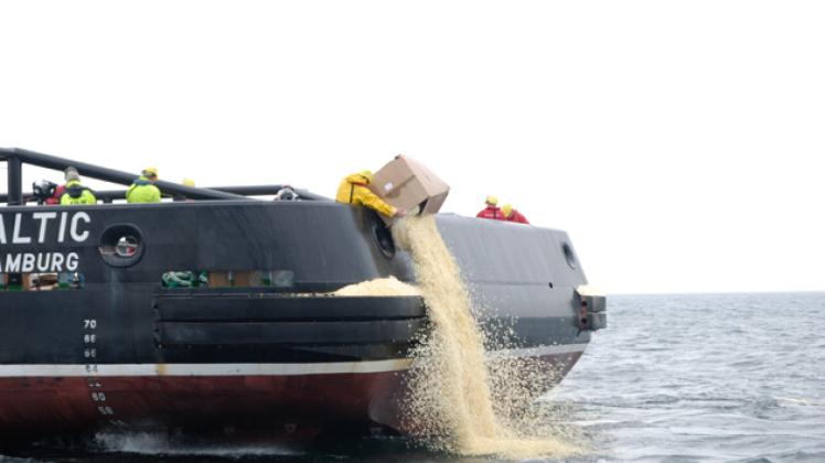 Verstreut: Die Mannschaft des Seenotkreuzers „Baltic“ bereitet den Ölteppich aus Popcorn für die Havarie-Übung vor. Foto: inny