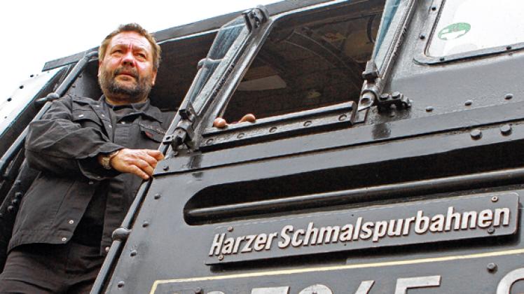 Lokführer Dieter Hellmund im Führerstand seiner Dampflok in Wernigerode. Foto: Matthias Bein