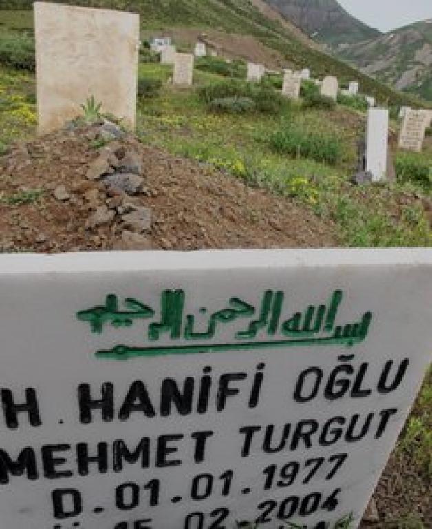 Mehmets Grab in Kayalik: Als die Polizei kam, fingen die Leute an zu reden.