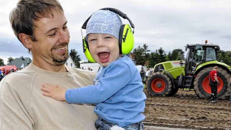 Vorsicht: Mit Ohrenschutz hat sich der fast zweijährige Max mit Papa Ralf auf zum Trecker-Treck nach Rosenow gemacht.