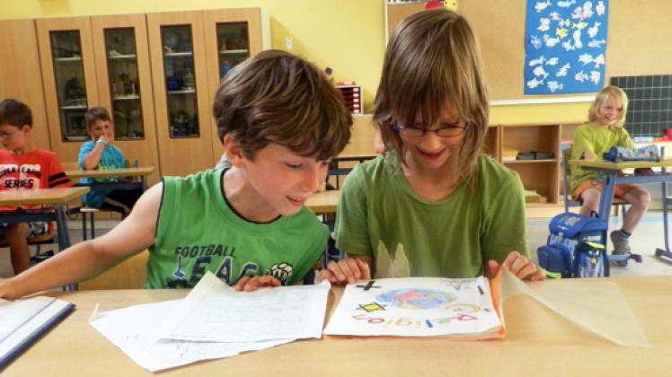 Ein   gutes Team:  Für Jano  und  Lena  aus  der  3. Klasse  der Wöbbeliner  Grundschule    ist  es  selbstverständlich,  sich  gegenseitig zu  helfen. Foto: Karin Koslik