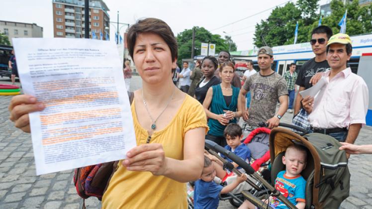 Mit einem offenen Brief machen Katayoun Housseini und die anderen Bewohner auf ihre Sorgen aufmerksam. Foto: Georg Scharnweber