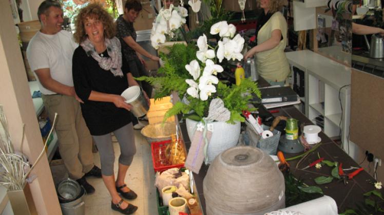 Großes Einräumen und Putzen am Samstag im Blumengeschäft von Beatrice Borchert. Doris Ritzka