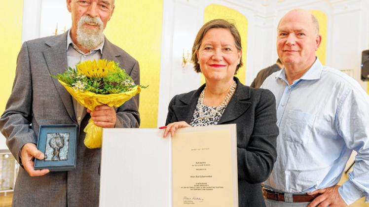 Für seine Verdienste für das kulturelle Leben bekommt Karl Scharnweber (l.) den Kulturpreis. Sein langjähriger Freund Eckart Reinmuth und Senatorin Liane Melzer gehören zu den ersten Gratulanten. Foto: Georg Scharnweber