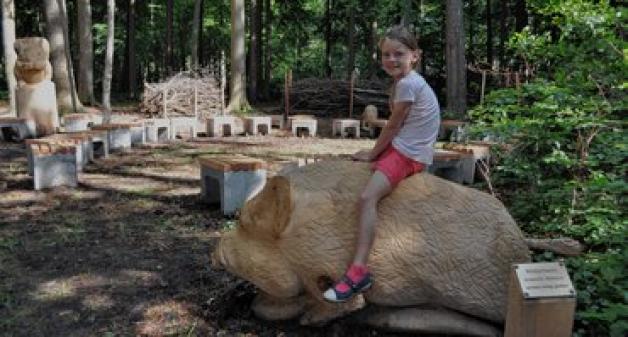 Marlene Fischer (7) hat keine Angst vor großen Tieren. Vor allem nicht, wenn sie aus Holz sind, wie das Wildschwein.