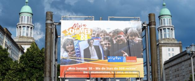 Werbeplakat für die MDR-Dokumentation „Mein Sommer ’88 – Wie die Stars die DDR rockten“ vor dem Berliner Kino Kosmos in der Karl-Marx-Allee. Foto: Jens Kalaene
