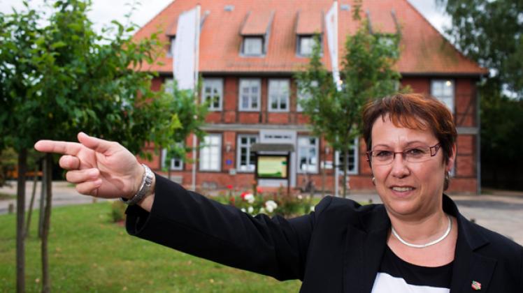Die Bürgermeisterin des Amtes Neuhaus, Grit Richter (parteilos), inmitten des Ortszentrums. Jens Büttner