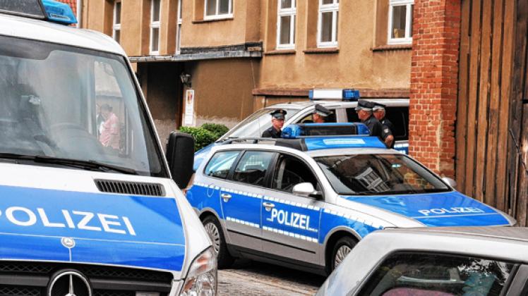 Massives Polizeiaufgebot gestern vor dem Hagenower Amtsgericht während des Haftprüfungstermins für den 25-jährigen Verdächtigen. Niendorf