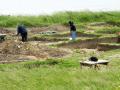 Grabungshelfer suchen das Grabungsfeld auf der Tempelburg am Kap Arkona auf Funde ab. stefan sauer