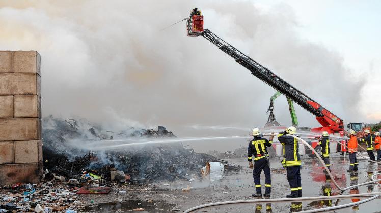 Feuerwehrleute  kämpften stundenlang gegen die Flammen  auf dem Recyclinghof bei Rosenhagen. Rund 100 Brandschützer waren im Einsatz. Foto: svz