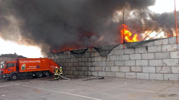 Meterhohe Flammen schlagen aus der im Bau befindlichen Halle. Foto: ropl