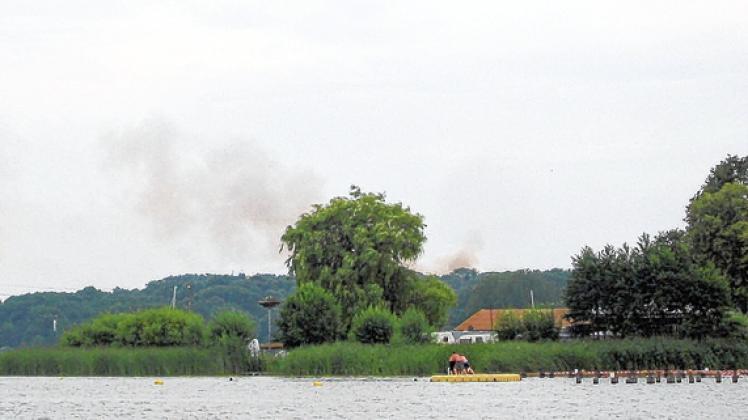 Die Rauchsäule - aufgenommen während des Finn-Cups auf dem Sternberger See. Foto: Ursula Prütz