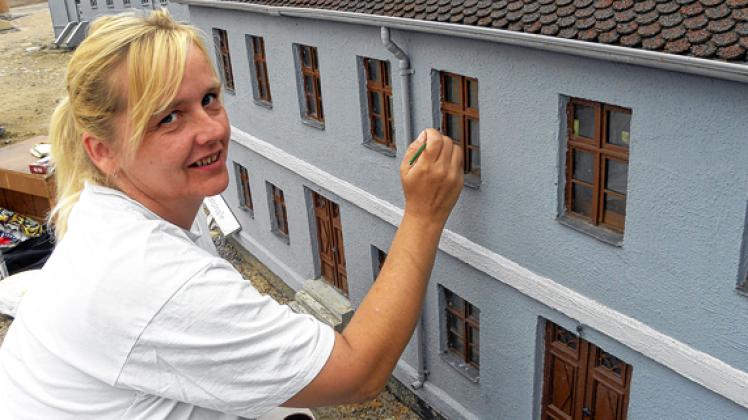 Zum Bemalen der kleinen Fenster brauchen Bettina Hardorf und ihre Kollegen eine  ruhige Hand. Evelyn Bubber-Menzel
