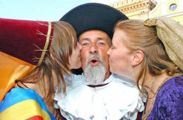 Zwei Küsse zum zweiten Festival: „Burgfräulein“ Jenny Schröder und „Gespielin“ Christina Schulz umgarnten das Petermännchen. Foto: Kewitz