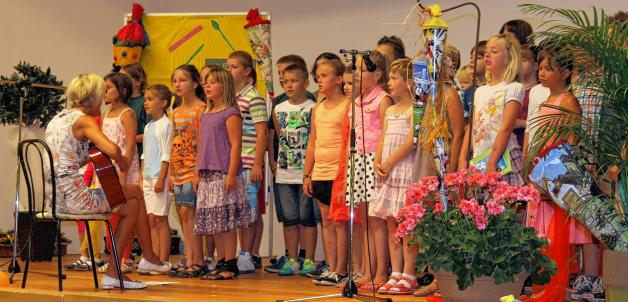 Tradition in Sternberg: Die Viertklässler der Grundschule – diesmal unterstützt vom Schulchor – begrüßen die Abc-Schützen mit einem bunten Programm. Begleitet an der Gitarre werden sie von Angelika Muck, der  Klassenlehrerin der neuen 1b.