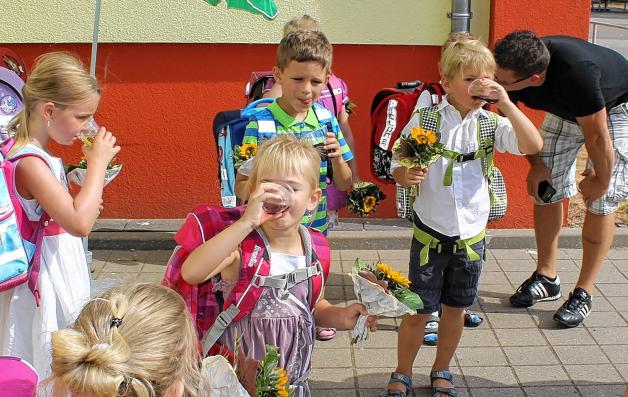 Das tut aber Not: Erst einmal trinken nach dem langen Weg bei der Hitze am Samstag vom Seehotel zur Schule Am Finkenkamp. Das tut aber Not: Erst einmal trinken nach dem langen Weg bei der Hitze am Samstag vom Seehotel zur Schule Am Finkenkamp.
