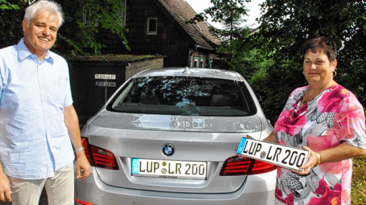 Am Dienstwagen damaligen Landrats Rolf Christiansen wurde 2013 eines der ersten LUP-Kennzeichen angebracht. 