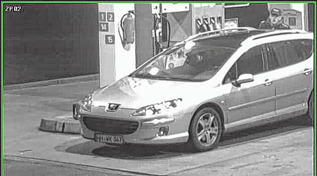 An einer Zapfsäule betankt ein Tatverdächtiger den Peugeot. Polizei