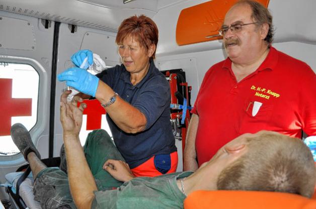 Ein junger Mann hat sich auf den Finger geschlagen. Notarzt Hans-Peter Knapp wirft einen Blick darauf. Kein Job für ihn. Mit dem Rettungswagen geht es ins Krankenhaus. Ein junger Mann hat sich auf den Finger geschlagen. Notarzt Hans-Peter Knapp wirft einen Blick darauf. Kein Job für ihn. Mit dem Rettungswagen geht es ins Krankenhaus.