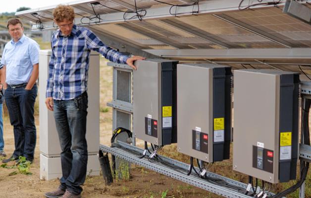 800 solcher Wechselrichter, die in Gruppen unter den Solartischen  verbaut wurden,   sind auf dem 27 Hektar großen Solarpark in Schependorf  verteilt, verriet Investor Hauke Nissen.