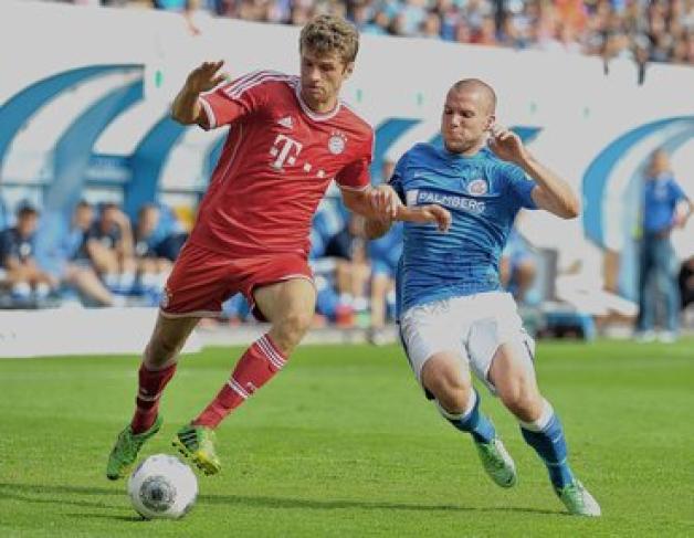 Im Benefizspiel gegen Bayern München durfte Manfred Starke (l./hier gegen Thomas Müller) noch von Beginn an ran. geos