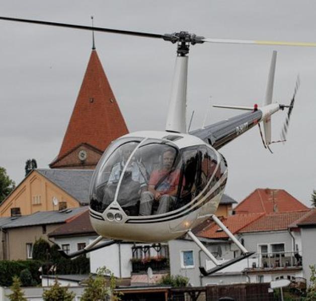 Immer wieder stieg am Sonntag der Hubschrauber vom Festplatz aus in den Schwaaner Himmel. Pilot und Insassen entdeckten dabei ein Feuer in einem Wald bei Schwaan. Dirk Behm Immer wieder stieg am Sonntag der Hubschrauber vom Festplatz aus in den Schwaaner Himmel. Pilot und Insassen entdeckten dabei ein Feuer in einem Wald bei Schwaan. Dirk Behm