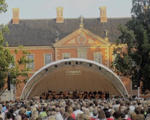 Justus Frantz dirigierte die Philharmonie der Nationen auf der Bühne vor der Renaissance-Fassade von Schloss Bothmer. Foto: Festspiele MV