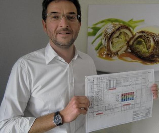 Karl-Heinz Krämer ist seit 2005 Geschäftsführer  der Zarrentiner Block Menü GmbH und präsentiert hier den Plan  für die Produktionserweiterung. Thorsten Meier