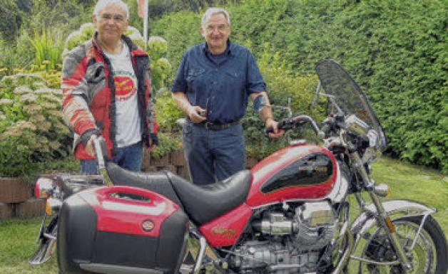 Peter Manthey (r.) und Jörg Audorsch vor einer der beliebten Moto-Guzzi.Nadja Hoffmann Peter Manthey (r.) und Jörg Audorsch vor einer der beliebten Moto-Guzzi.Nadja Hoffmann