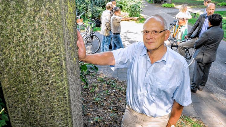 Die Granitstele  von 1871 ist kaum zu sehen: Nach der Umgestaltung soll sich dies aber ändern, verspricht Dr. Stefan Neubauer vom Amt für Stadtgrün. Georg Scharnweber