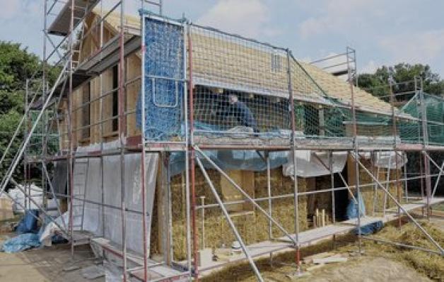 Peter Pahlow setzt bei seinem Haus auf Stroh: 350 kleine Ballen werden verbaut. Peter Pahlow setzt bei seinem Haus auf Stroh: 350 kleine Ballen werden verbaut.