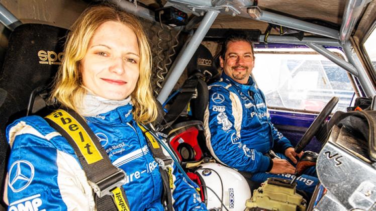 Freuen sich auf die namhaften Dakar-Fahrer: Navigatorin Juliane Haendschke und Pilot Ingo Kaldarasch im Cockpit ihres Mercedes-G-Prototypen "Siegfried". Foto: Robert Kranz