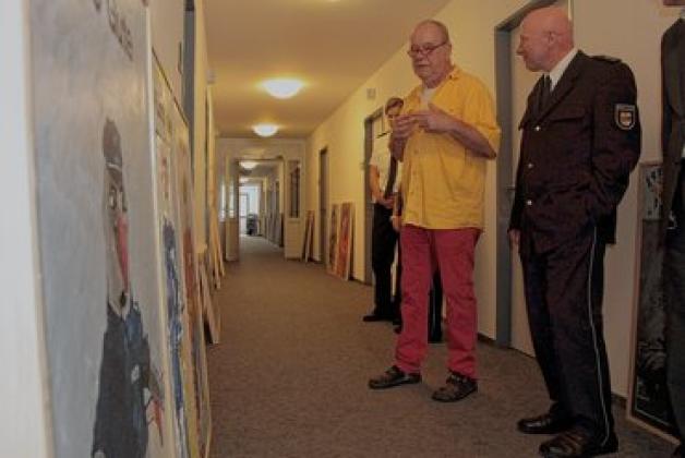Der Künstler Nil Ausländer bei der Eröffnung seiner Ausstellung "BlauArt" in der Jugendanstalt Neustrelitz, rechts Siegfried Stang, Leiter der Polizeiinspektion NeubrandenburgLanin