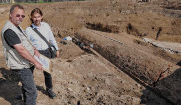 Der Archäologe Holger Fries  (l.)  zeigt  Projektleiter Friedrich-Wilhelm Garve das beeindruckende Fundstück. Regina Mai
