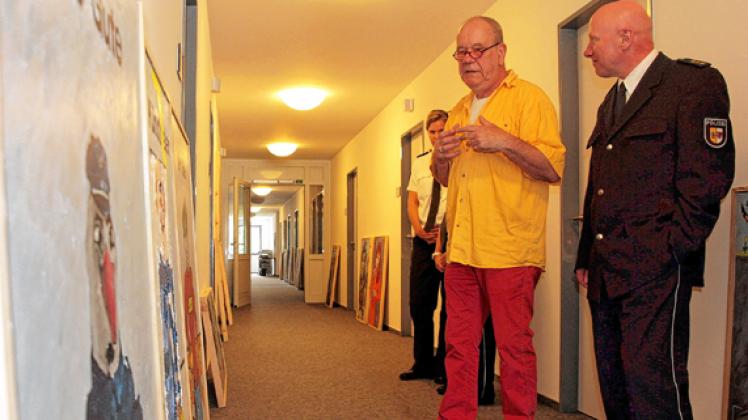 Der Künstler Nil Ausländer bei der Eröffnung seiner Ausstellung "BlauArt" in der Jugendanstalt Neustrelitz, rechts Siegfried Stang, Leiter der Polizeiinspektion NeubrandenburgLanin