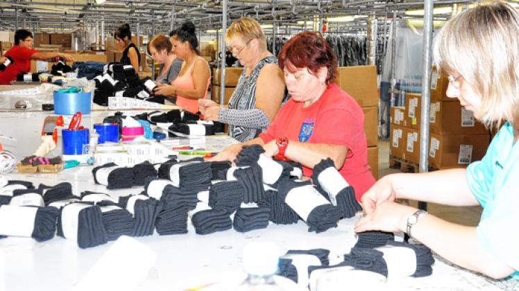 Fleißige Frauenhände bei "Finitex", gestern wurde hier u. a. Socken etikettiert.  Foto: Pohle