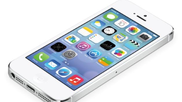 Voraussetzung für iOS 7 ist mindestens ein iPhone 4, iPad 2, iPad mini oder iPod touch der fünften Generation. Ältere Versionen des MP3-Players bleiben genauso außen vor wie das iPhone 3GS und das erste iPad. Quelle: Apple