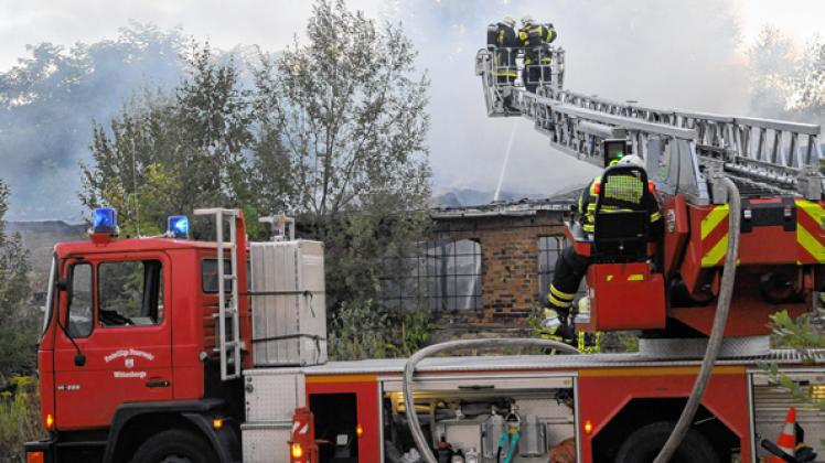 Großeinsatz der Feuerwehr am Sonnabend: Die Markthalle steht (mal wieder) in Flammen.  Foto: Hanno Taufenbach