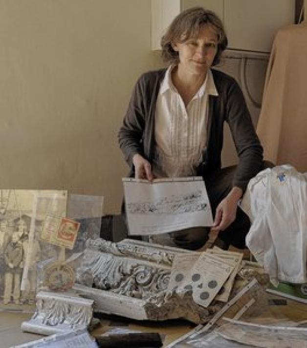 Iris Leithold präsentiert einige der im Haus entdeckten Fundstücke, darunter Schießscheiben und eine Pionierbluse.andreas münchow Iris Leithold präsentiert einige der im Haus entdeckten Fundstücke, darunter Schießscheiben und eine Pionierbluse.andreas münchow